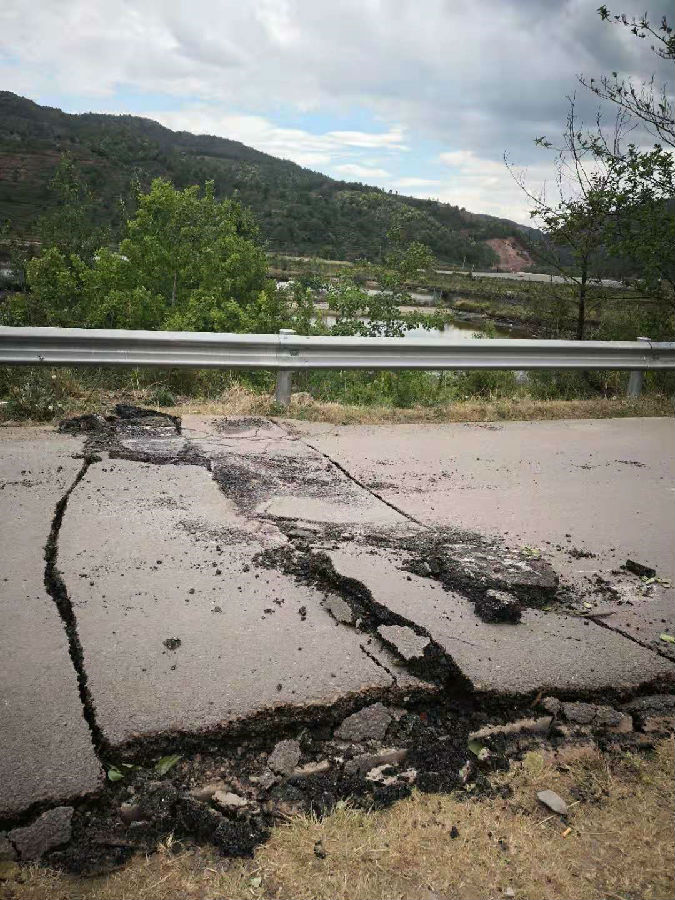 云南漾濞6.4级地震地表裂缝横穿公路