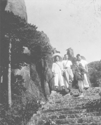 1951～1952年李玶（左一）与同事张瑞锡（左三）、郑世恩（左二）及小民工在安订青阳九华山野外调查.jpg