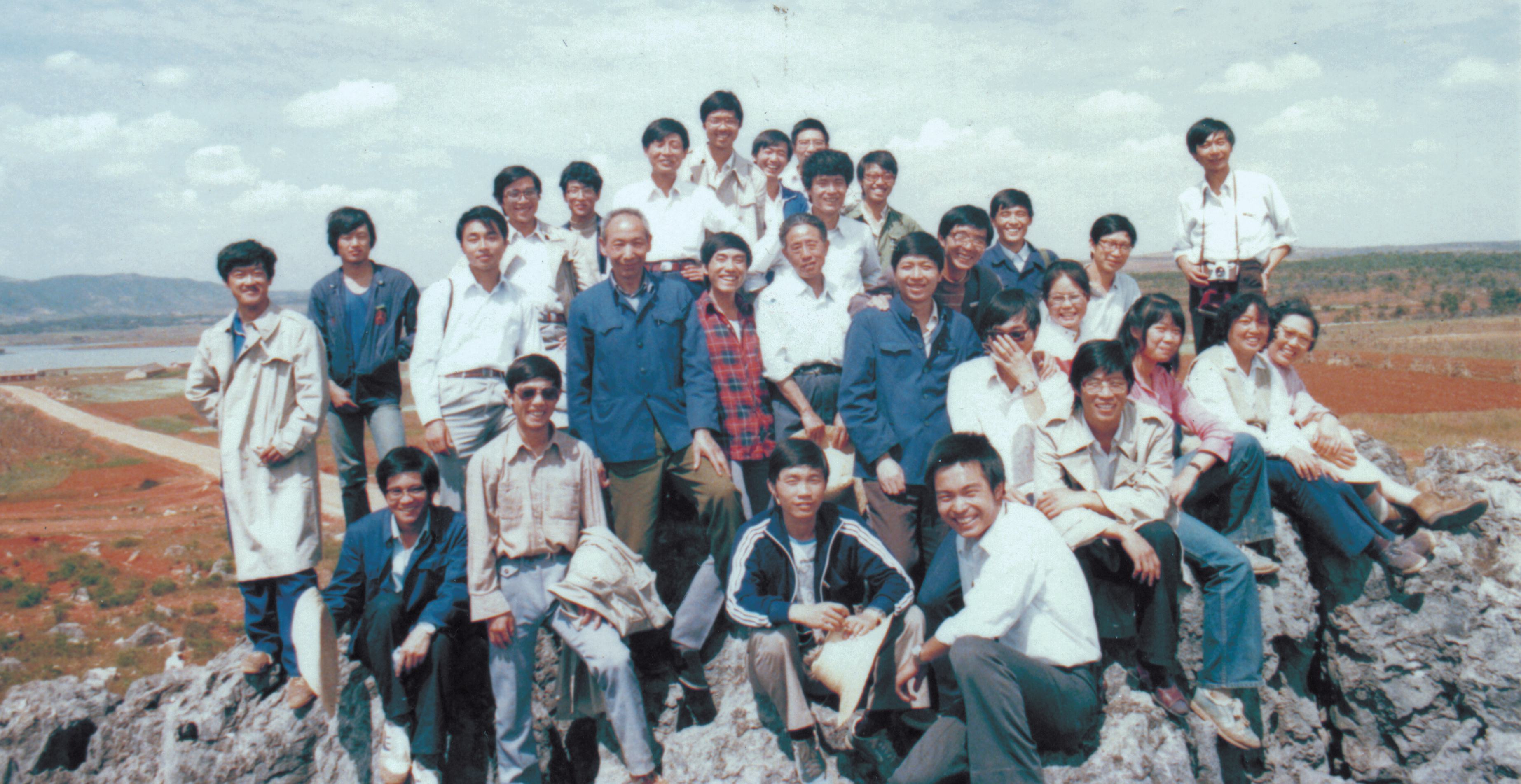 1986年，带领研究生在西南地区野外实习（第二排左6）.jpg