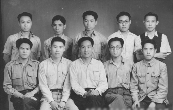 1947年毕业同班同学合影（前排左起：李锡芝、季寿元、赵世璋、朱恒鑫、李玶。后排左起：王鉴之、黄钟、郝骙、彭阜南、黄汗烈）.jpg